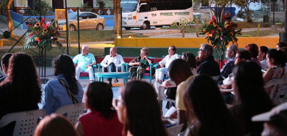 Imagen de personas reunidas hablando en la plaza del Festival de Cine de San Bernardo